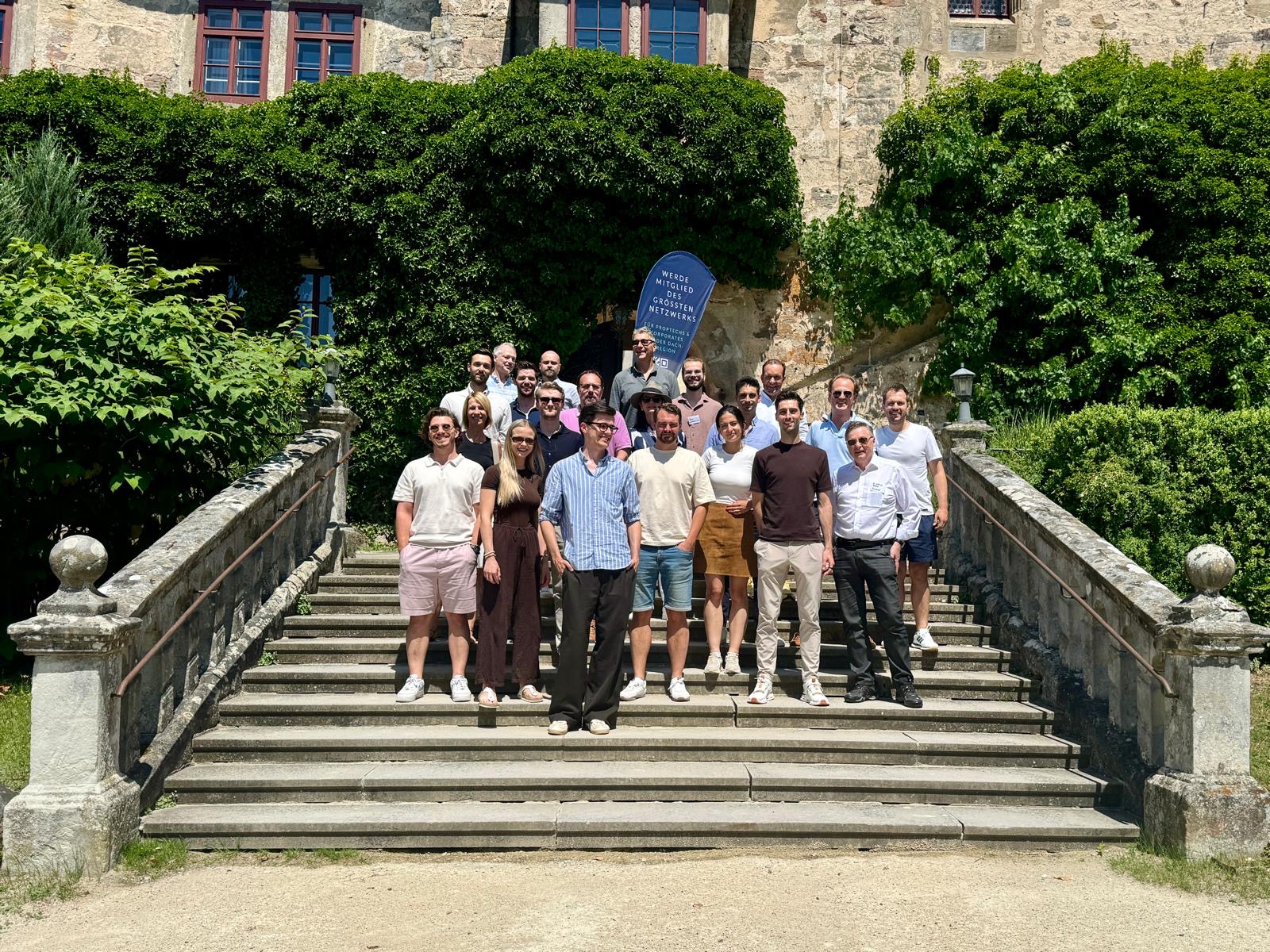 Zwei Tage voller Austausch, neuer Ideen und vertrauter Gesichter – auf Schloss Coburg. Der Kopf reist vollgepackt zurück, die Treppe bleibt zum Glück vor Ort.
